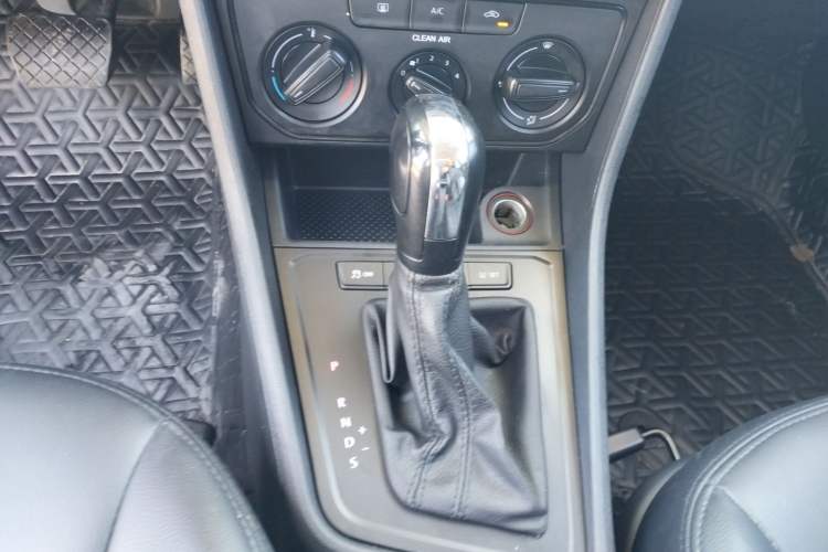 Used Volkswagen Lavida 2017 1.6L Automatic Fashion Edition Gear Lever