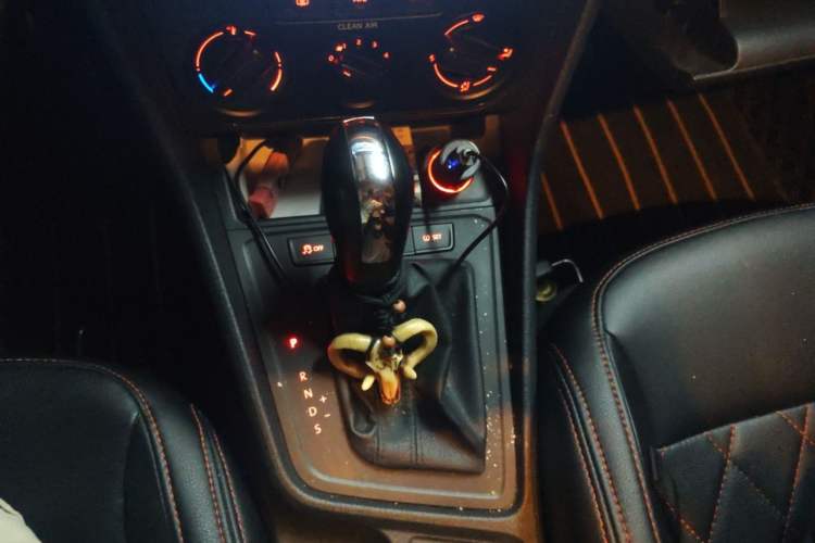 Used Volkswagen Lavida 2017 1.6L Automatic Fashion Edition Gear Lever