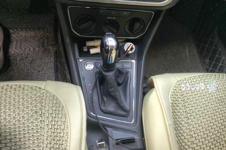 Used Volkswagen Lavida 2017 1.6L Automatic Comfort Edition Gear Lever