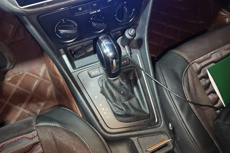 Used Volkswagen Lavida 2017 1.6L Automatic Fashion Edition Gear Lever
