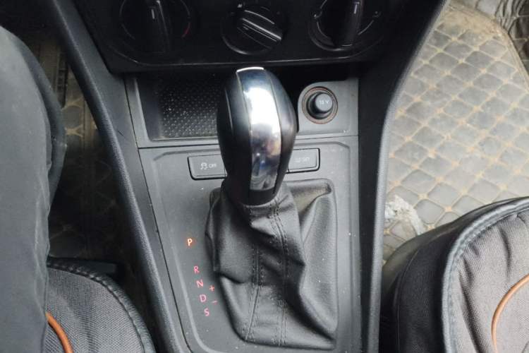 Used Volkswagen Lavida 2017 1.6L Automatic Fashion Edition Gear Lever