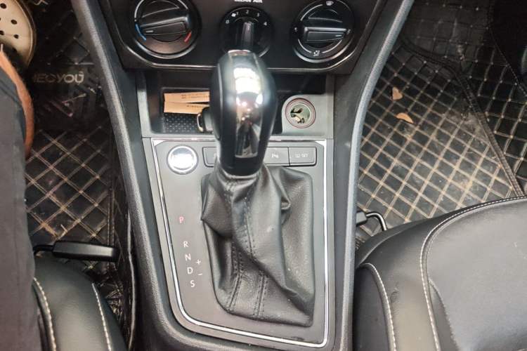 Used Volkswagen Lavida 2017 1.6L Automatic Comfort Edition Gear Lever