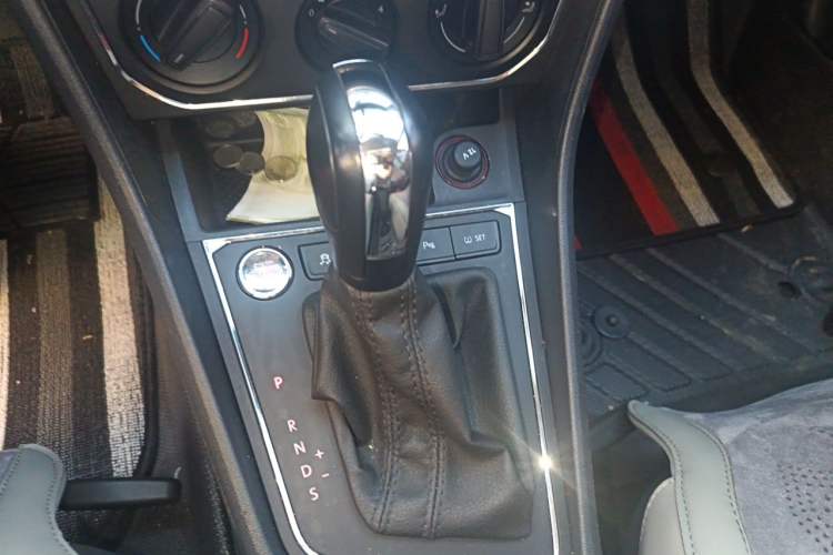 Used Volkswagen Lavida 2017 1.6L Automatic Comfort Edition Gear Lever