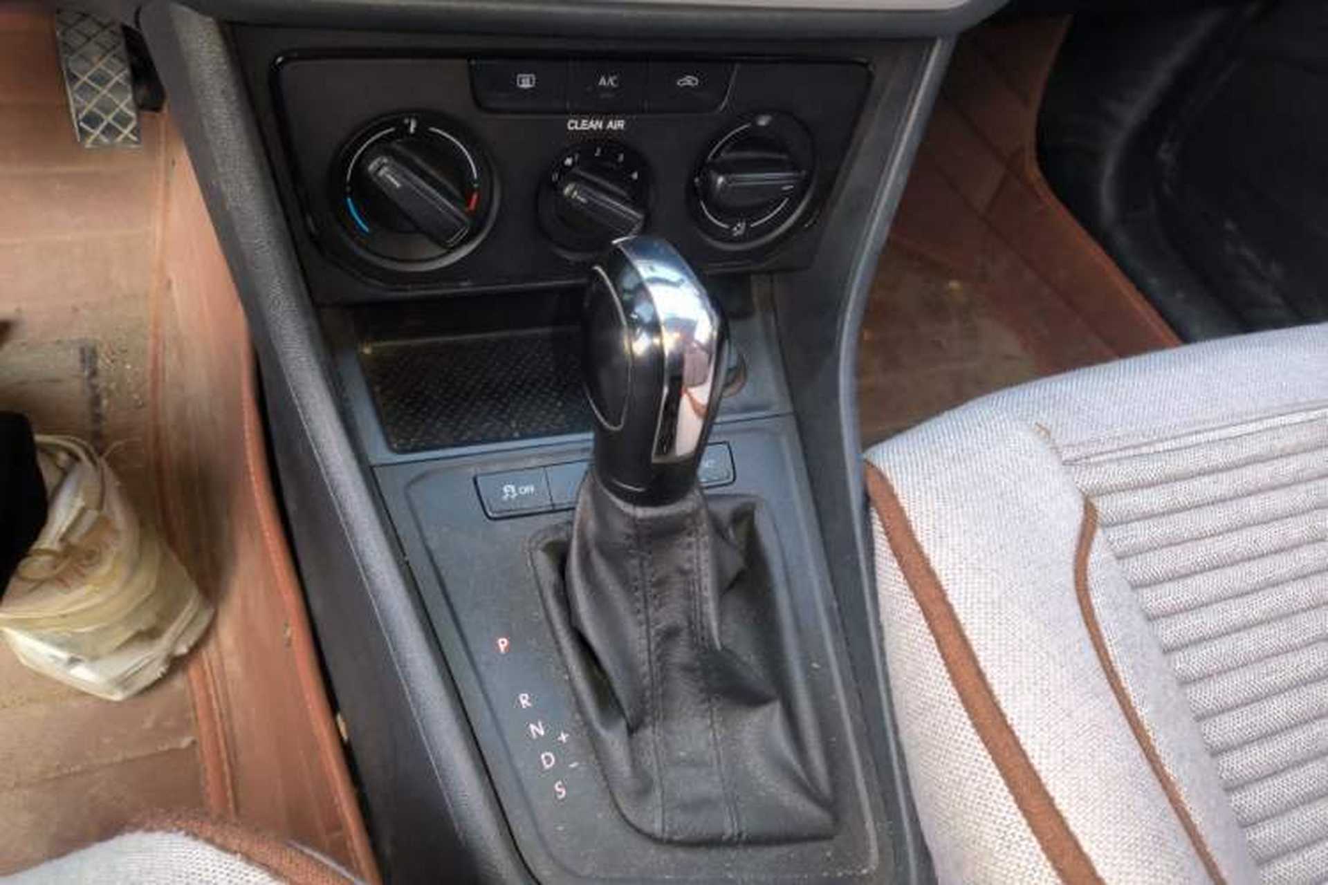 Used Volkswagen Lavida 2017 1.6L Automatic Fashion Edition Gear Lever
