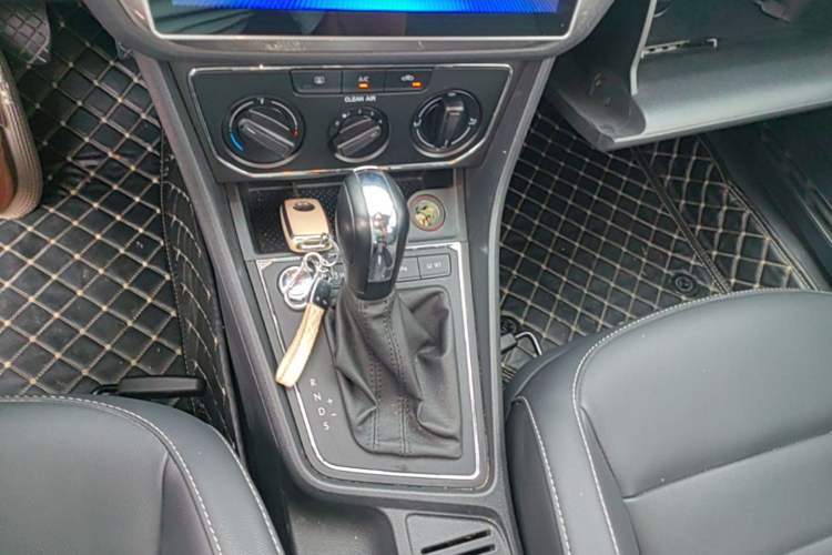 Used Volkswagen Lavida 2017 1.6L Automatic Comfort Edition Gear Lever
