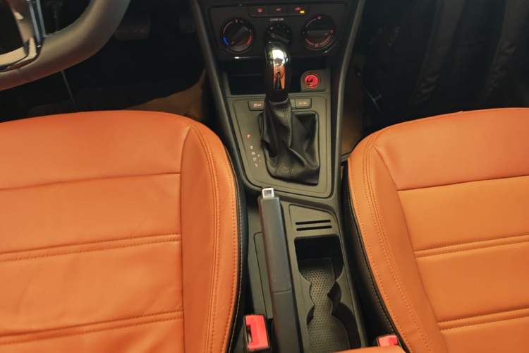 Used Volkswagen Lavida 2017 1.6L Automatic Fashion Edition Gear Lever