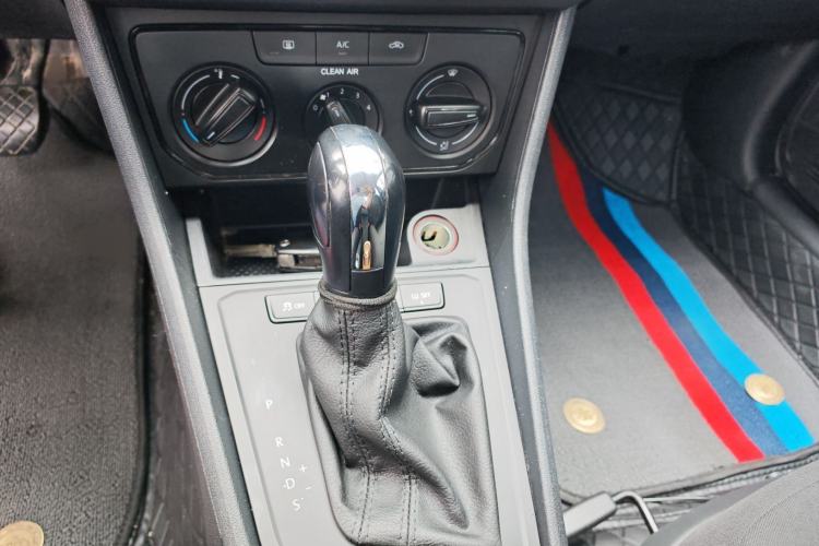 Used Volkswagen Lavida 2017 1.6L Automatic Fashion Edition Gear Lever