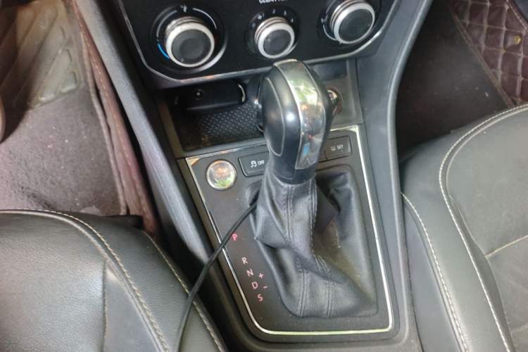 Used Volkswagen Lavida 2017 1.6L Automatic Comfort Edition Gear Lever