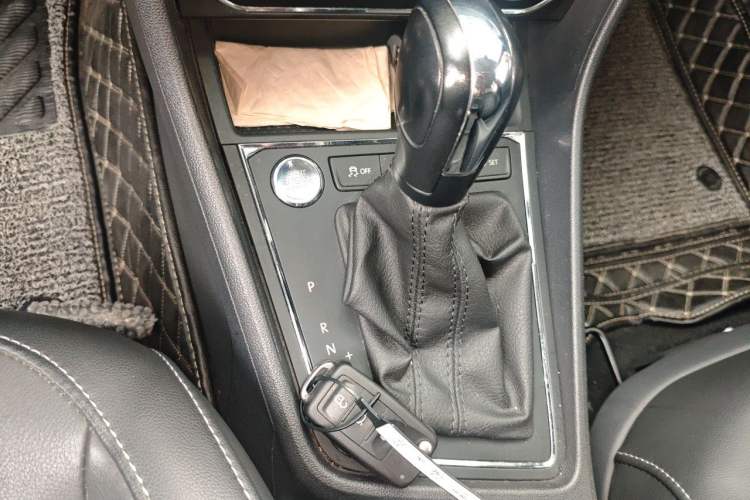 Used Volkswagen Lavida 2017 1.6L Automatic Comfort Edition Gear Lever
