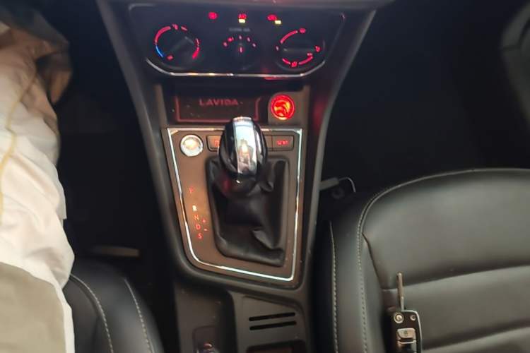 Used Volkswagen Lavida 2017 1.6L Automatic Comfort Edition Gear Lever