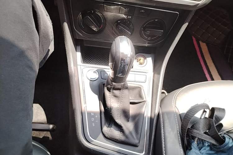 Used Volkswagen Lavida 2017 1.6L Automatic Comfort Edition Gear Lever
