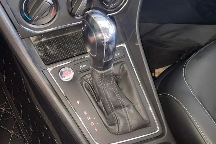 Used Volkswagen Lavida 2017 1.6L Automatic Comfort Edition Gear Lever