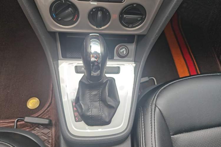 Used Volkswagen Lavida 2017 1.6L Automatic Comfort Edition Gear Lever