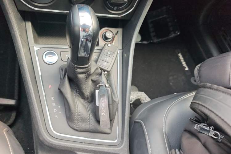 Used Volkswagen Lavida 2017 1.6L Automatic Comfort Edition Gear Lever
