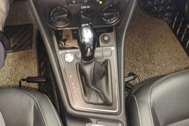 Used Volkswagen Lavida 2017 1.6L Automatic Comfort Edition Gear Lever