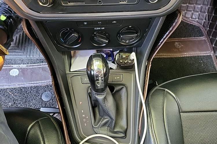 Used Volkswagen Lavida 2017 1.6L Automatic Fashion Edition Gear Lever