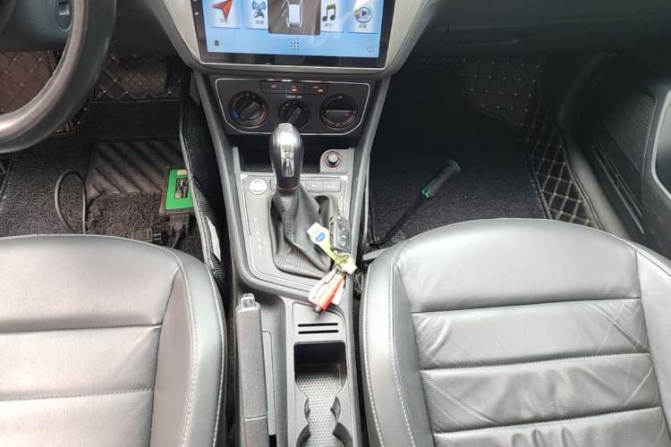 Used Volkswagen Lavida 2017 1.6L Automatic Comfort Edition Gear Lever