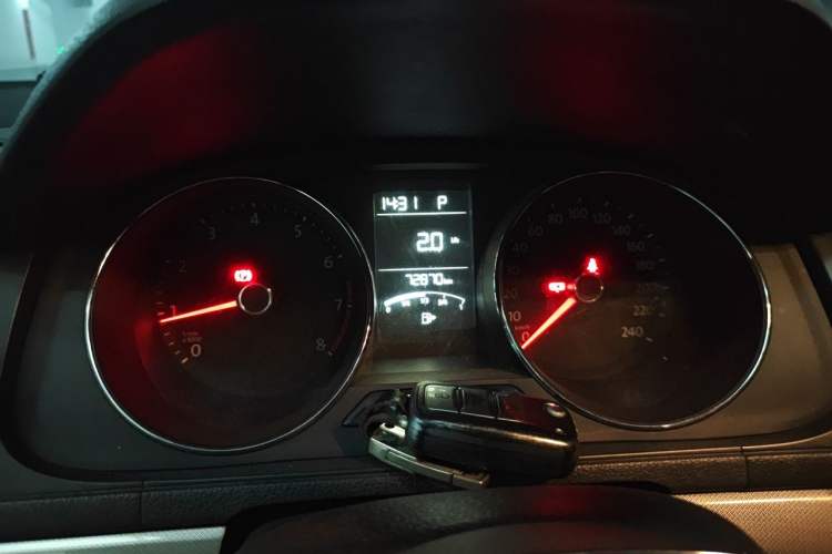 Used Volkswagen Lavida 2017 1.6L Automatic Comfort Edition Instrument Cluster