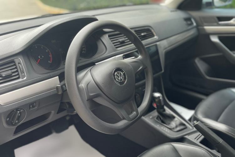 Used Volkswagen Lavida 2017 1.6L Automatic Fashion Edition Interior 2