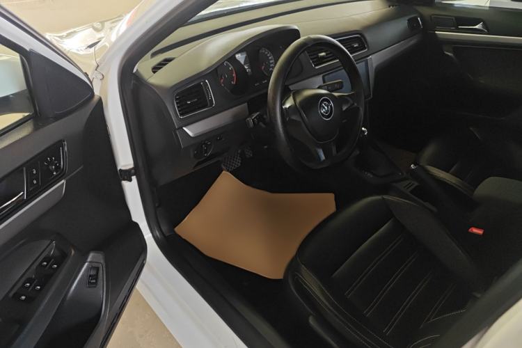 Used Volkswagen Lavida 2017 1.6L Automatic Fashion Edition Interior 3