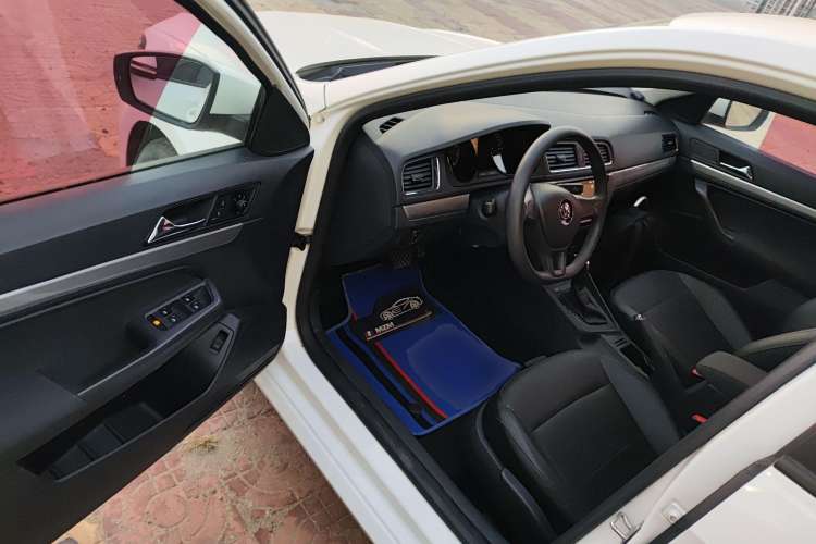Used Volkswagen Lavida 2017 1.6L Automatic Fashion Edition Interior 3