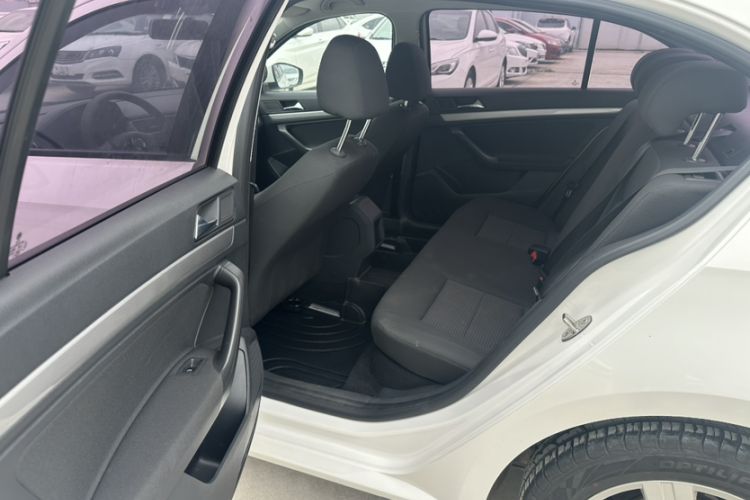 Used Volkswagen Lavida 2017 1.6L Automatic Fashion Edition Interior 3