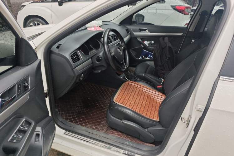 Used Volkswagen Lavida 2017 1.6L Automatic Comfort Edition Interior 3