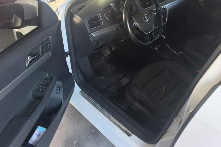 Used Volkswagen Lavida 2017 1.6L Automatic Comfort Edition Interior 3