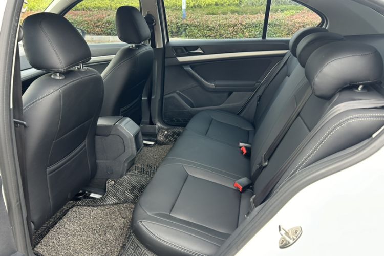 Used Volkswagen Lavida 2017 1.6L Automatic Fashion Edition Interior 3