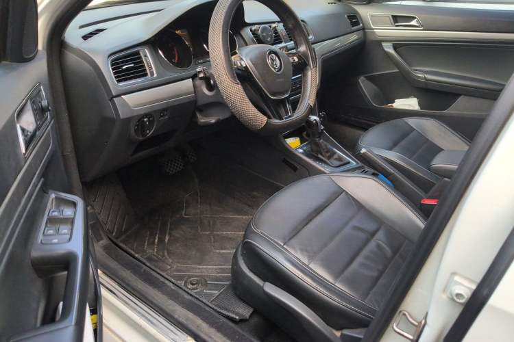 Used Volkswagen Lavida 2017 1.6L Automatic Comfort Edition Interior 3