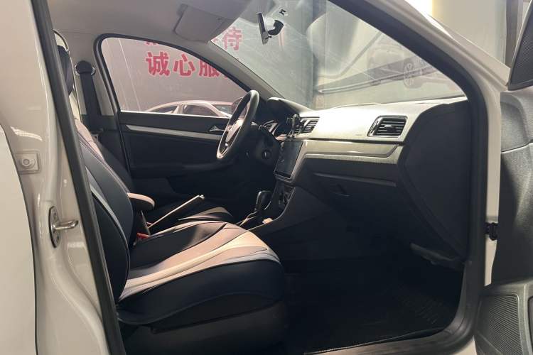 Used Volkswagen Lavida 2017 1.6L Automatic Fashion Edition Interior 4