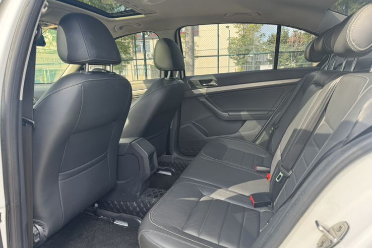 Used Volkswagen Lavida 2017 1.6L Automatic Comfort Edition Interior 4