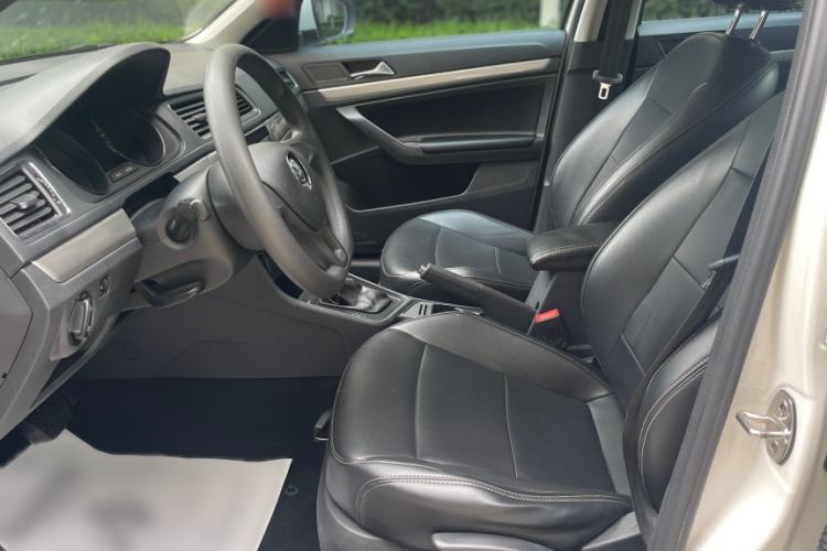 Used Volkswagen Lavida 2017 1.6L Automatic Fashion Edition Interior 4