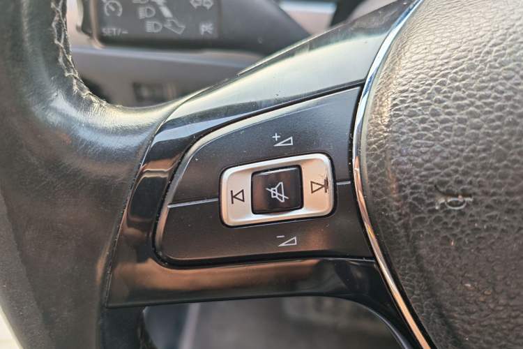 Used Volkswagen Lavida 2017 1.6L Automatic Comfort Edition Interior 5