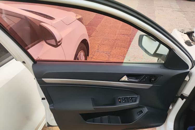 Used Volkswagen Lavida 2017 1.6L Automatic Fashion Edition Interior 7