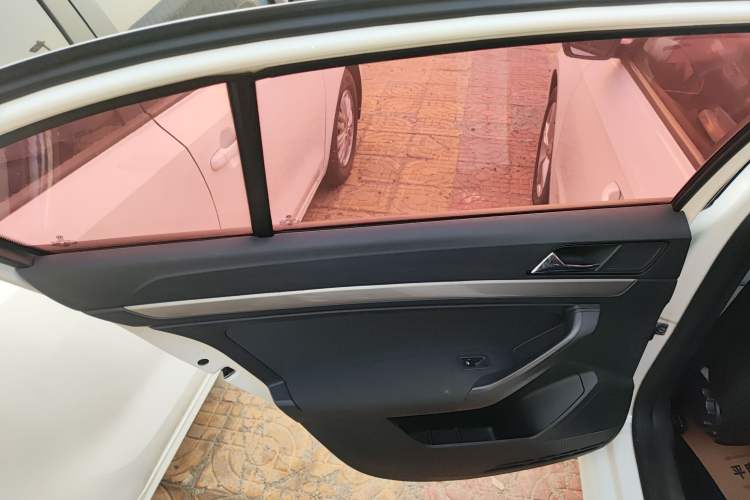 Used Volkswagen Lavida 2017 1.6L Automatic Fashion Edition Interior 8