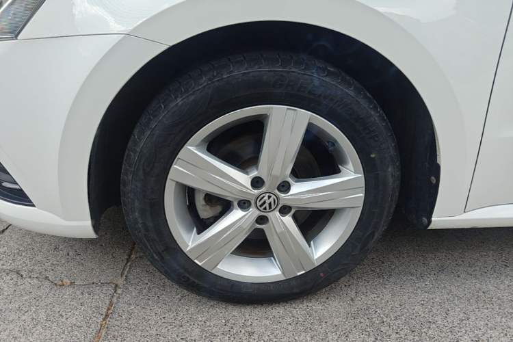 Used Volkswagen Lavida 2017 1.6L Automatic Fashion Edition Left Front Wheel Hub