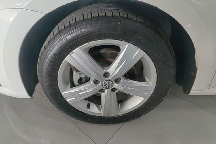 Used Volkswagen Lavida 2017 1.6L Automatic Fashion Edition Left Front Wheel Hub