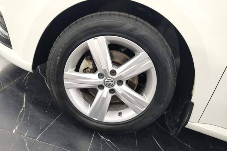 Used Volkswagen Lavida 2017 1.6L Automatic Fashion Edition Left Front Wheel Hub