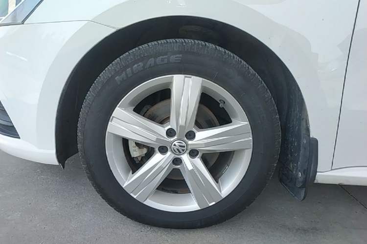 Used Volkswagen Lavida 2017 1.6L Automatic Fashion Edition Left Front Wheel Hub