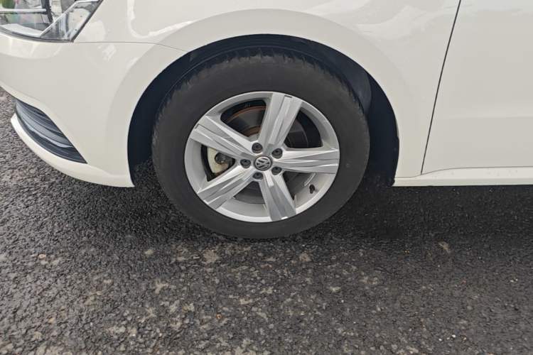 Used Volkswagen Lavida 2017 1.6L Automatic Fashion Edition Left Front Wheel Hub