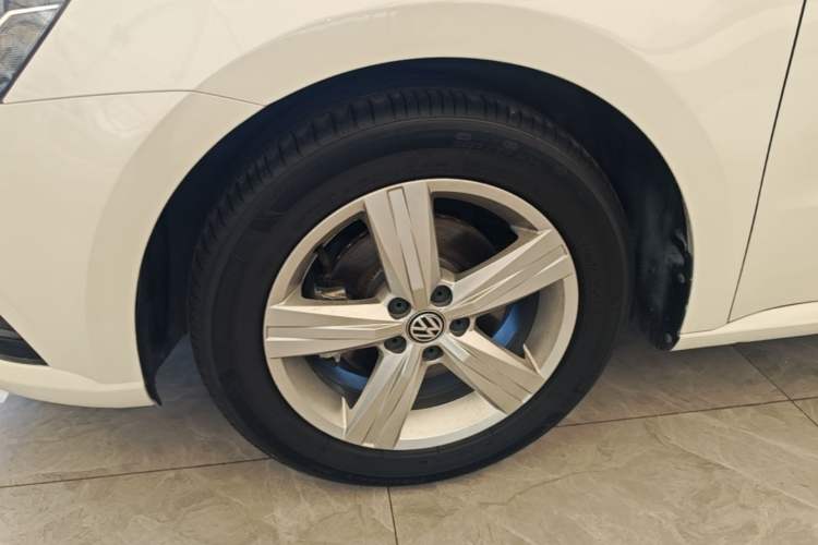 Used Volkswagen Lavida 2017 1.6L Automatic Fashion Edition Left Front Wheel Hub