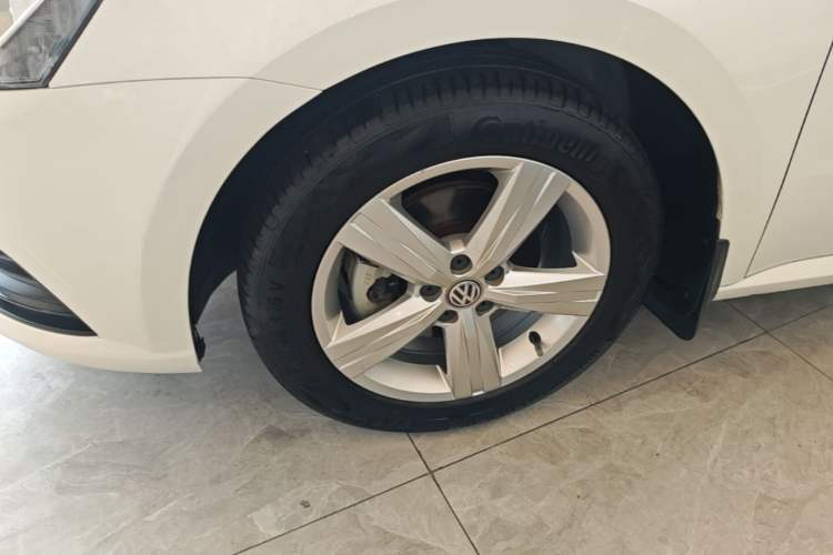 Used Volkswagen Lavida 2017 1.6L Automatic Fashion Edition Left Front Wheel Hub
