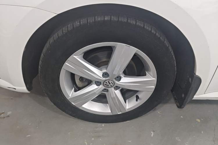 Used Volkswagen Lavida 2017 1.6L Automatic Fashion Edition Left Front Wheel Hub