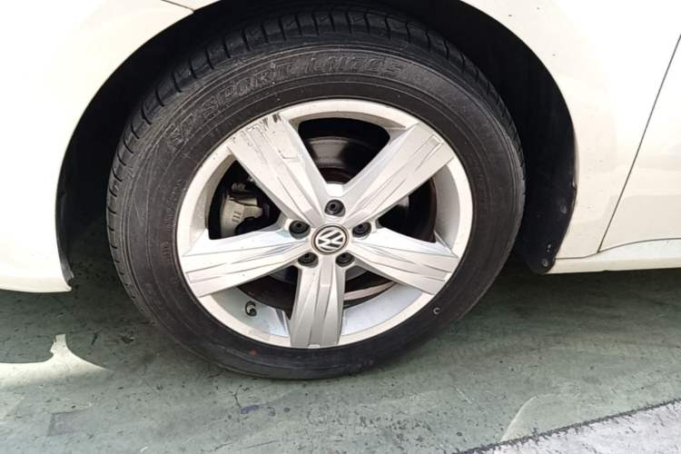 Used Volkswagen Lavida 2017 1.6L Automatic Fashion Edition Left Front Wheel Hub