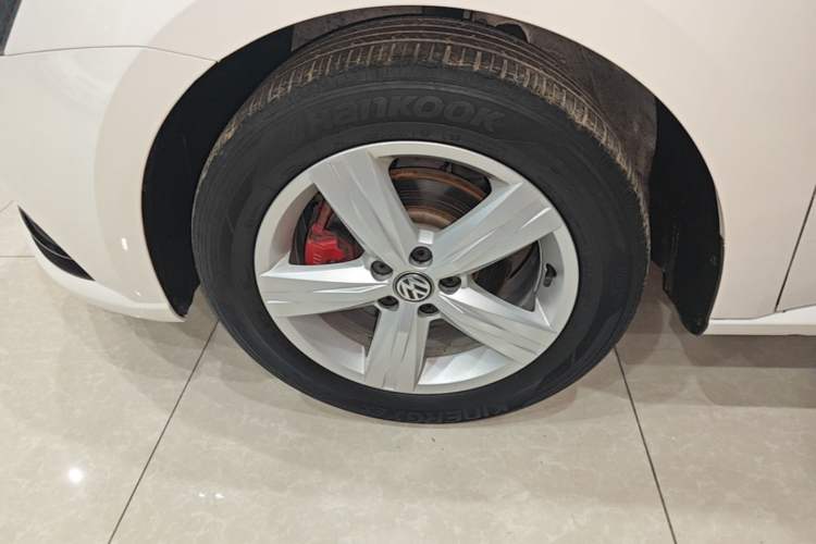 Used Volkswagen Lavida 2017 1.6L Automatic Fashion Edition Left Front Wheel Hub