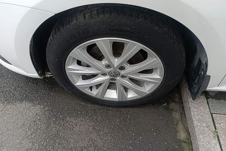 Used Volkswagen Lavida 2017 1.6L Automatic Comfort Edition Left Front Wheel Hub