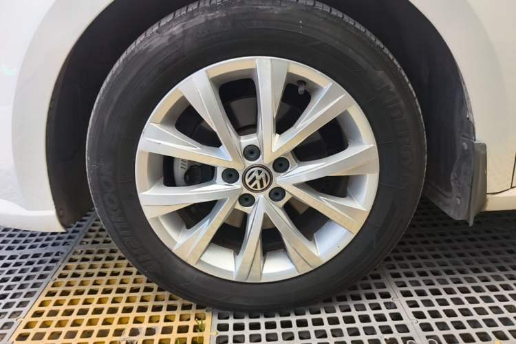 Used Volkswagen Lavida 2017 1.6L Automatic Comfort Edition Left Front Wheel Hub
