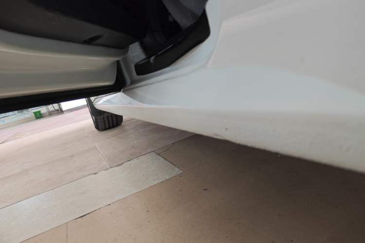 Used Volkswagen Lavida 2017 1.6L Automatic Comfort Edition Left Side Sill