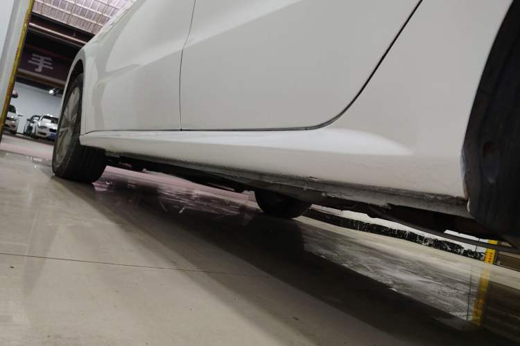 Used Volkswagen Lavida 2017 1.6L Automatic Comfort Edition Left Side Sill